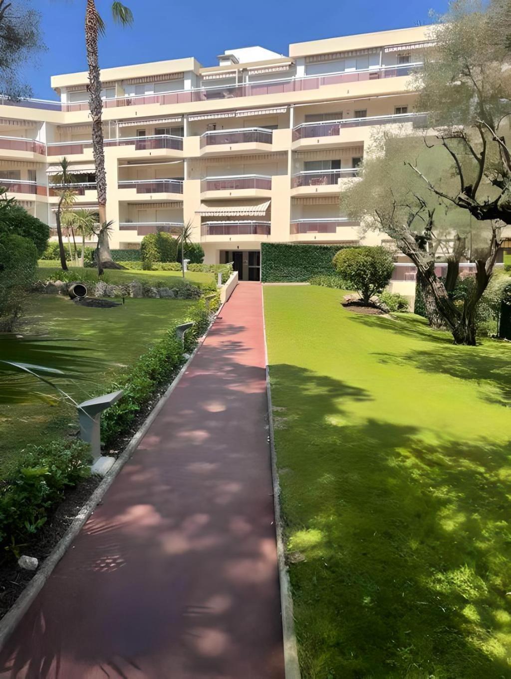 Elegant 2pieces Piscinevue Parking